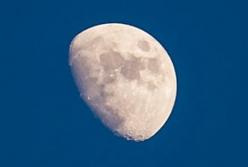 Ученые обнаружили на Луне странную трещину