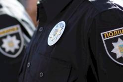 Забрали карту у умершего и тратили средства: двух полицейских подозревают в ряде преступлений