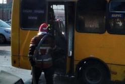 В Киеве во время движения загорелась маршрутка (видео)