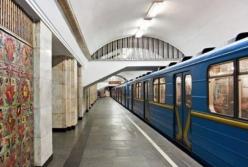 В Киеве на станции метро мужчина упал на рельсы (видео)