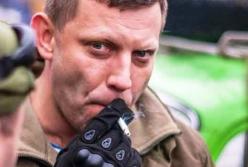 "Зачем он в носу ковыряется": медаль с курящим Захарченко высмеяли в сети (фото)