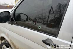 Поблизу Львова обстріляли автомобіль військкомату, поліція розшукує нападника