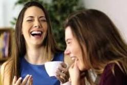 Ученые установили связь между смехом и здоровьем в старости 