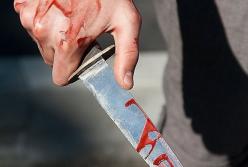 В Харькове мужчина напал на кассира лотереи, а потом порезал себе горло