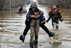 "Не гайте часу — евакуюйтесь!": в Оренбурзі виє сирена,​ рівень води в Уралі різко піднявся до 914 см (відео)