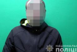 В Киеве рецидивист возле кафе ударил мужчину ножом в грудь