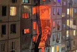 Прямий приліт у квартири: шахед влетів у 9-поверхівку Дніпра, є загиблі та поранені (відео ударів та зсередини)