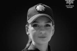 "Ми не встигли": у центрі Львова попрощались із загиблою у теракті 23-річною поліціянткою (фото, відео)