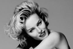 Известная супермодель надела прозрачное платье на голое тело (фото)