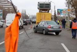 В Днепре троллейбусный контактный провод сорвался на проезжающие автомобили (видео)