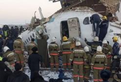 Авиакатастрофа в Казахстане: в сеть попало видео спасения младенца из-под обломков самолета