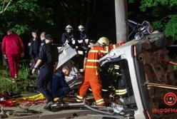 В Днепре автомобиль перевернулся и врезался в столб (фото)