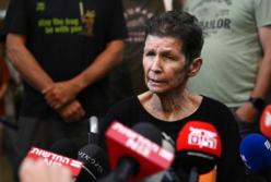 "Під землею ми йшли кілометри тунелями": 85-річна заручниця ХАМАС розповіла про умови у полоні