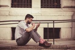 Ученые доказали, что смартфон разрушает позвоночник