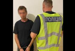 Под Киевом мужчина ограбил ребенка в машине