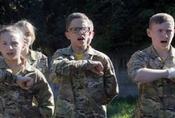 "Окуповані люди досі вірять в дива": у Маріуполі замість дитячого табору побудували військовий (відео)