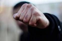 В Киеве мужчина с кулаками бросался на пенсионера и двухлетнего ребенка