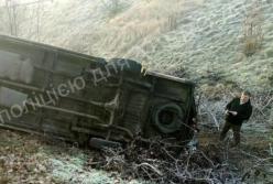 Под Киевом маршрутка вылетела с дороги и перевернулась, есть пострадавшие (фото)