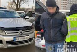 На Киевщине мужчина обворовал офис автосалона и угнал со стоянки автомобиль (фото)