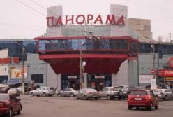 В Одессе автомобиль сбил трех человек на парковке