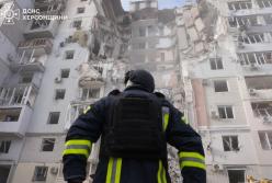 З-під завалів знищеної авіабомбою багатоповерхівки в Херсоні витягли тіло чоловіка (відео)