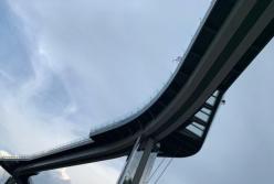 "Мост Кличко" в центре Киева уже закрыли: треснуло стекло (фото)