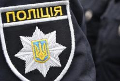 В Киеве полицейский с ножом угрожал прохожим