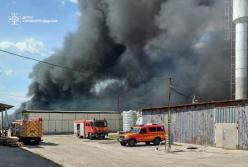 Сморід страшенний: у Кропивницькому техногенна аварія та масштабна пожежа (відео)