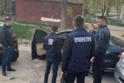 Во Львове на взятке задержали полицейского