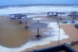 Популярный курорт Кирилловку накрыл сильный шторм (видео)