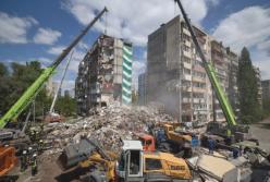 З-під завалів зруйнованого будинку у Києві деблокували тіло 12-річної дівчинки, вже 5 загиблих (відео)