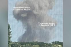 Одесу та область закидають ракетами та шахедами, у місті приліт і стовп диму (відео)