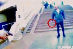 В киевском метро мужчина бросался с ножом на полицейского и пассажиров: задержали со стрельбой