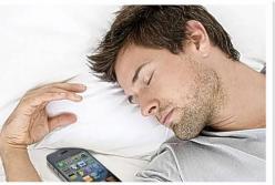 Эксперт рассказал, почему нельзя класть телефон под подушку во время сна