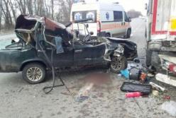 На Черниговщине в результате столкновения фуры и легковушки погиб ребенок (фото)