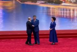 Путіна, який прибув до Китаю на саміт, зустріли червоною доріжкою і "Калинкою-Малинкою" (відео)