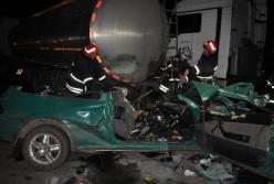 Легковушка влетела в автоцистерну: четверо погибших (фото)