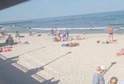 Міни не лякають: на одеських пляжах вже аншлаг (відео)