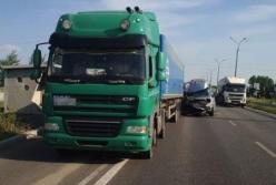 В Днепропетровской области микроавтобус со школьниками столкнулся с грузовиком (фото)