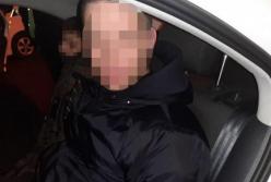 В Киеве двое мужчин с ломом и отверткой пытались ограбить банкомат (фото)