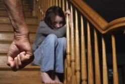 Насиловал падчерицу два года: под Днепром вынесли жесткий приговор педофилу