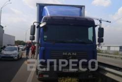 Водитель грузовика умер во время движения по Киеву