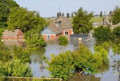 Доки в Олешках люди все ще на дахах без їжі і води, окупанти вивозять майно з їхніх будинків