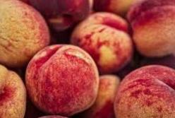 Врачи рассказали, кому запрещено есть персики