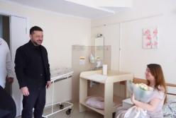 Зеленський приїхав у пологовий будинок в Києві, який атакувала Росія (відео)