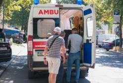 В центре Днепра на женщину обрушился аварийный фасад (видео)