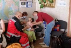 В Киеве женщина бросила возле магазина двух внучек: годовалую и двухлетнюю