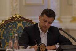 Зеленский уволил погорелого на взятке главу РГА