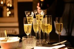 Названы три вида продуктов, которыми опасно закусывать шампанское