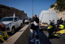 Біля Єрусалиму терористи розстріляли людей в авто у черзі до КПП, є жертви (фото)